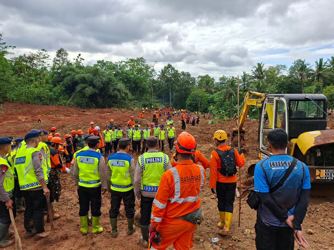Personel dari Dompet Dhuafa bersama PB BPBD Kabupaten Cilacap menemukan 8 korban ditambah 3 korban sebelumnya, total menjadi 11 korban hingga Sabtu sore (15/11/2025).  12 korban masih dalam pencarian.