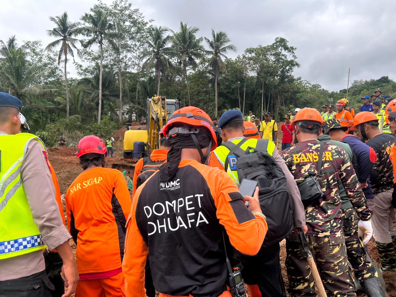 Personel dari Dompet Dhuafa dilibatkan bersama PB BPBD Kabupaten Cilacap mencari korban tanah longsor yang menimpa Dusun Cibuyut dan Tarukahan Desa Cibeunying, Kecamatan Majenang, Kabupaten Cilacap.