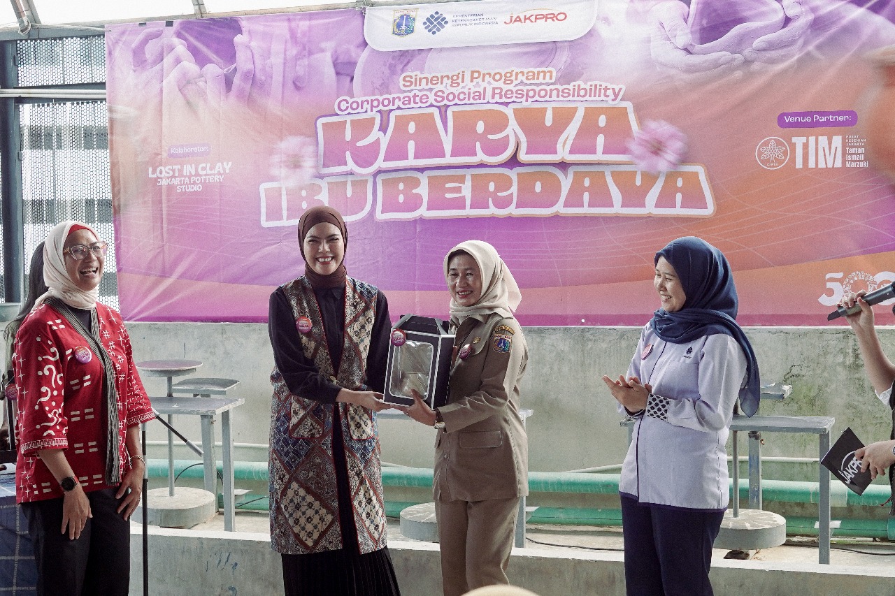 PT Jakpro membuka ruang pemberdayaan baru bagi perempuan Jakarta melalui pelatihan seni keramik di Kawasan Taman Ismail Marzuki (TIM).