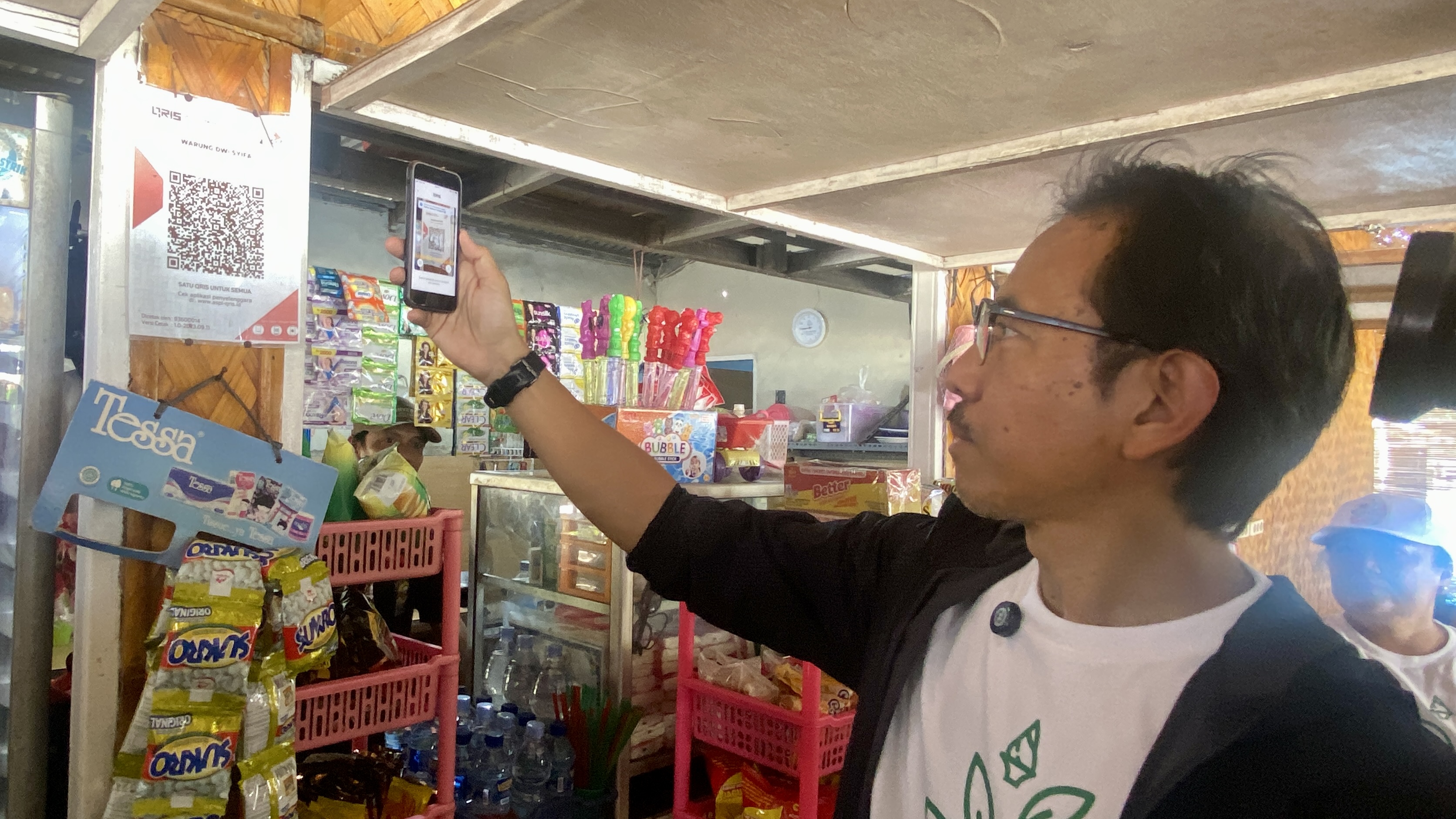 Kepala KPwBI Jakarta Iwan Setiawan mencoba pembayaran QRIS Di Pulau Pari, Kepulauan Seribu.