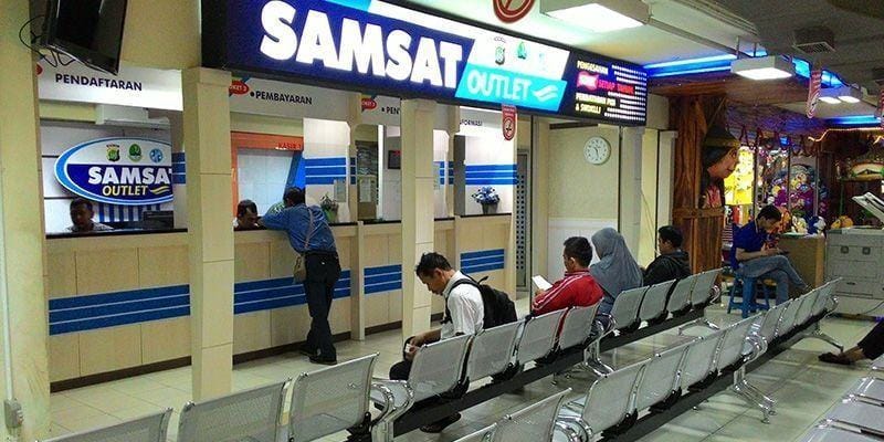 Kantor Samsat Jakarta Barat terus melayani warga untuk mengoptimalkan pembayaran PKB hingga 2025.  &nbsp;