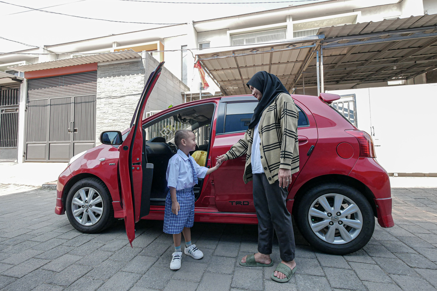 Ilustrasi Ibu dan anak berinteraksi di dalam mobil ketika berangkat ke sekolah di Tangerang. (Hanung Hambara/Jawa Pos)