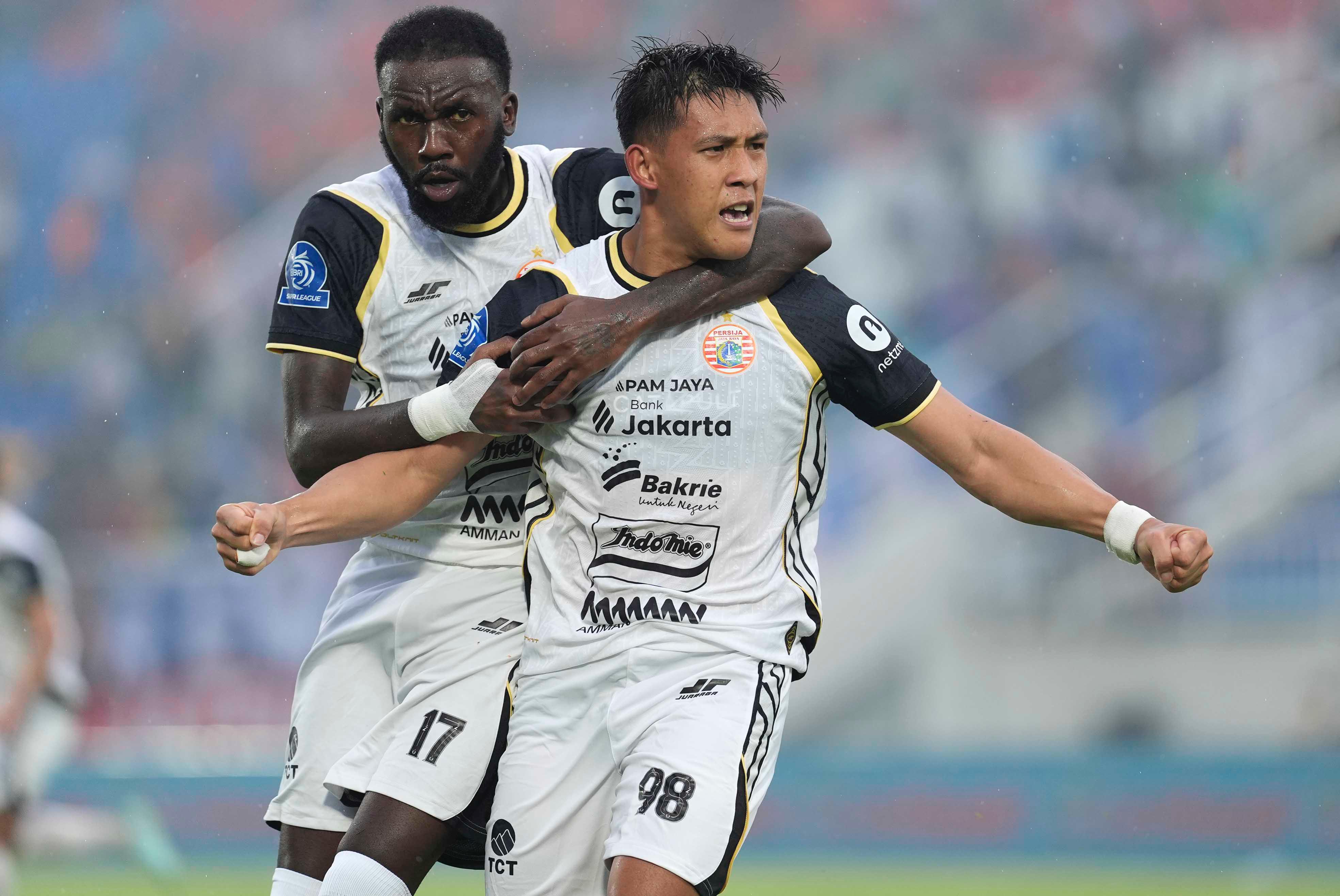 Allano Lima (kiri) akan absen saat Persija Jakarta menjamu Persik Kediri. sehingga andalkan ketajaman Eksel Runtukahu.