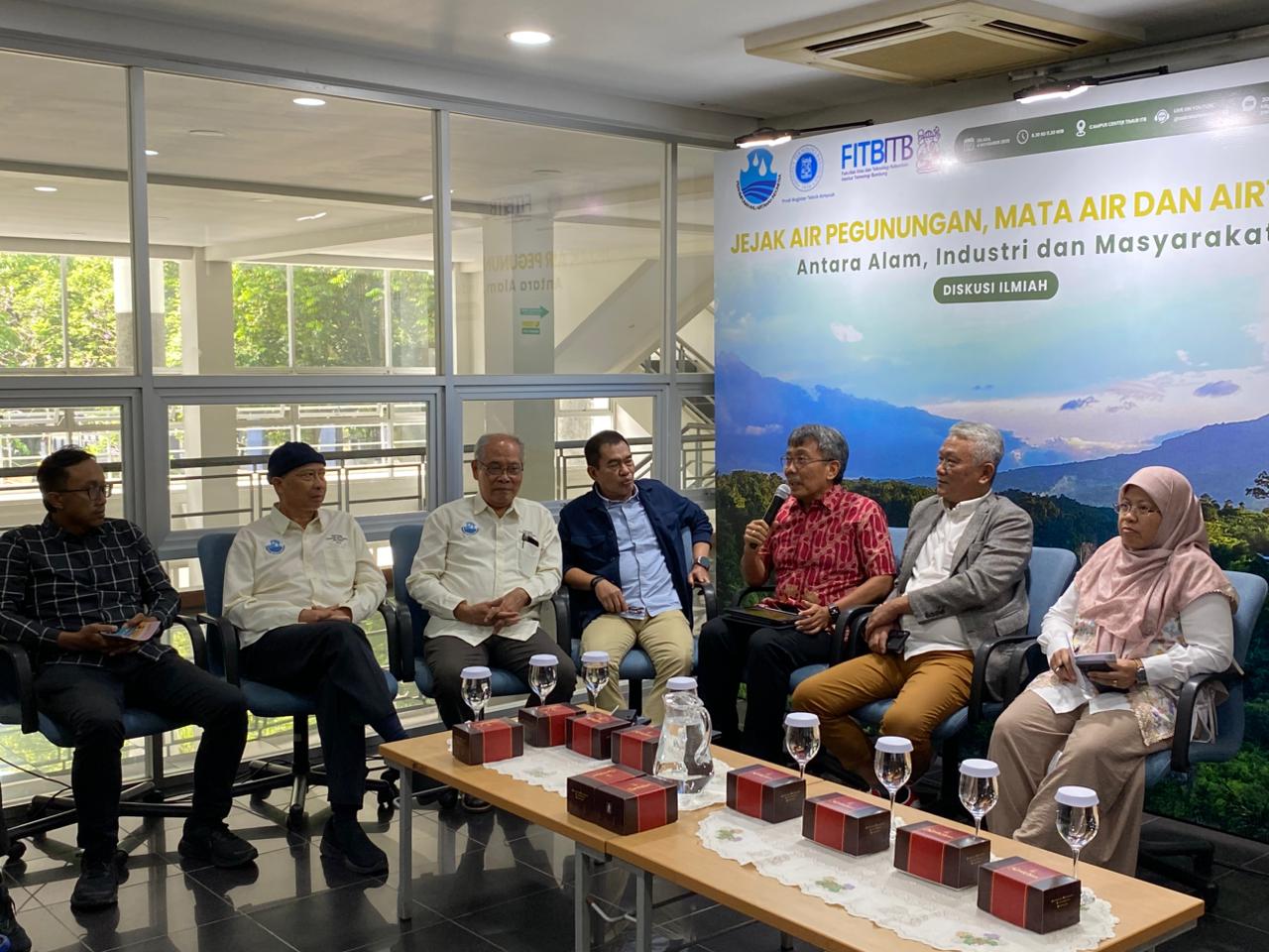 Para ahli hidrogeologi membahas kinerja industri air minum dalam kemasan.