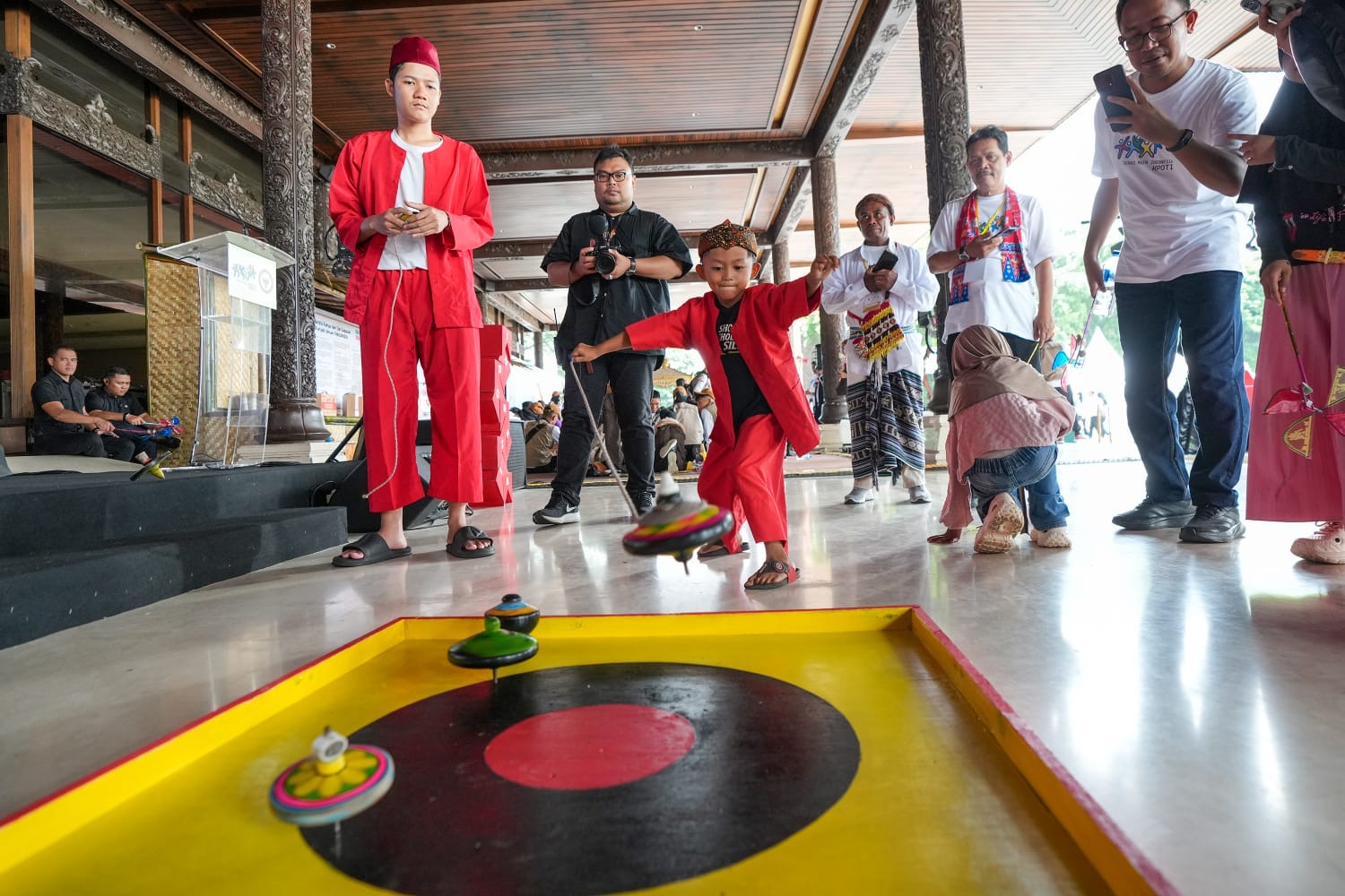 permainan rakyat dan olahraga tradisional.