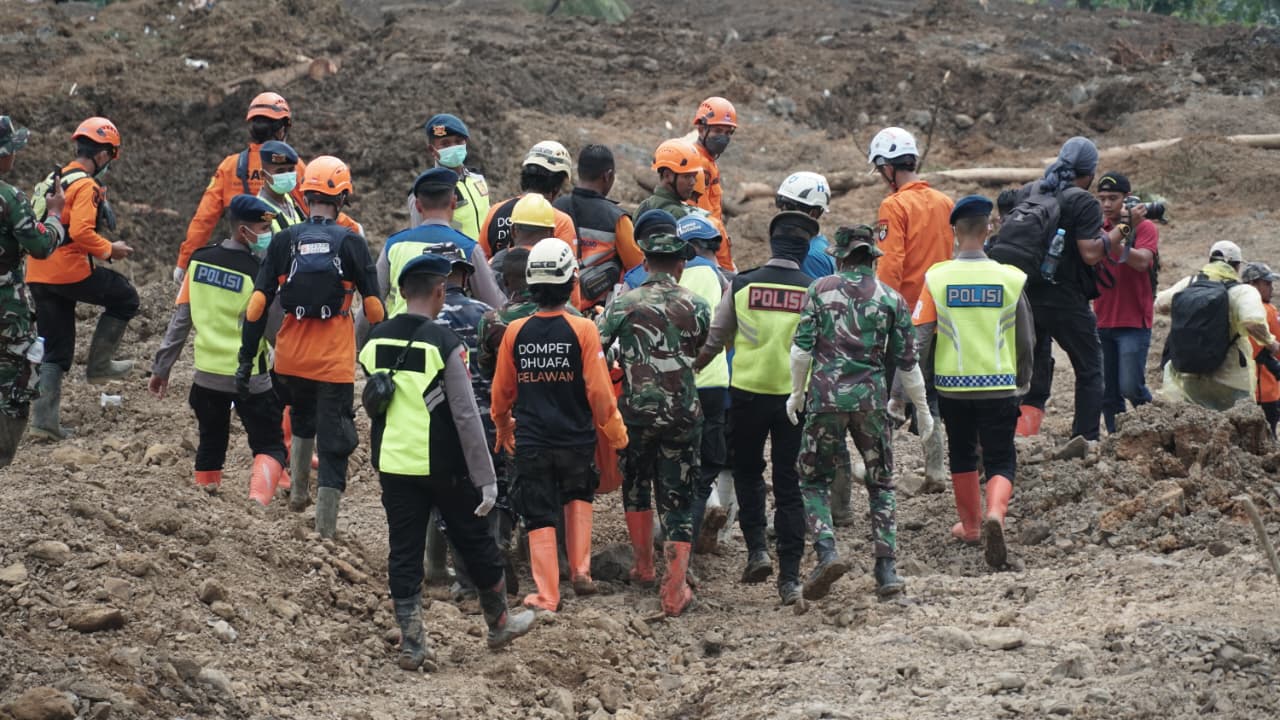 Bersama Tim SAR Gabungan, Disaster Management Center (DMC) Dompet Dhuafa terus menyisir pencarian korban bencana tanah longsor di Banjarnegara.