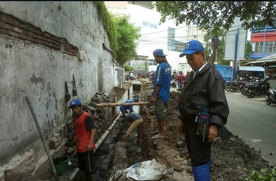 Petugas SDA Jakarta Barat melakukan normalisasi saluran air.