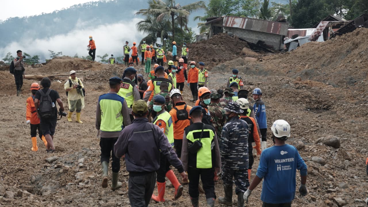 Bersama Tim SAR Gabungan, Disaster Management Center (DMC) Dompet Dhuafa berhasil mengevakuasi satu korban bencana tanah longsor di Banjarnegara, pada Rabu (19/11/2025).