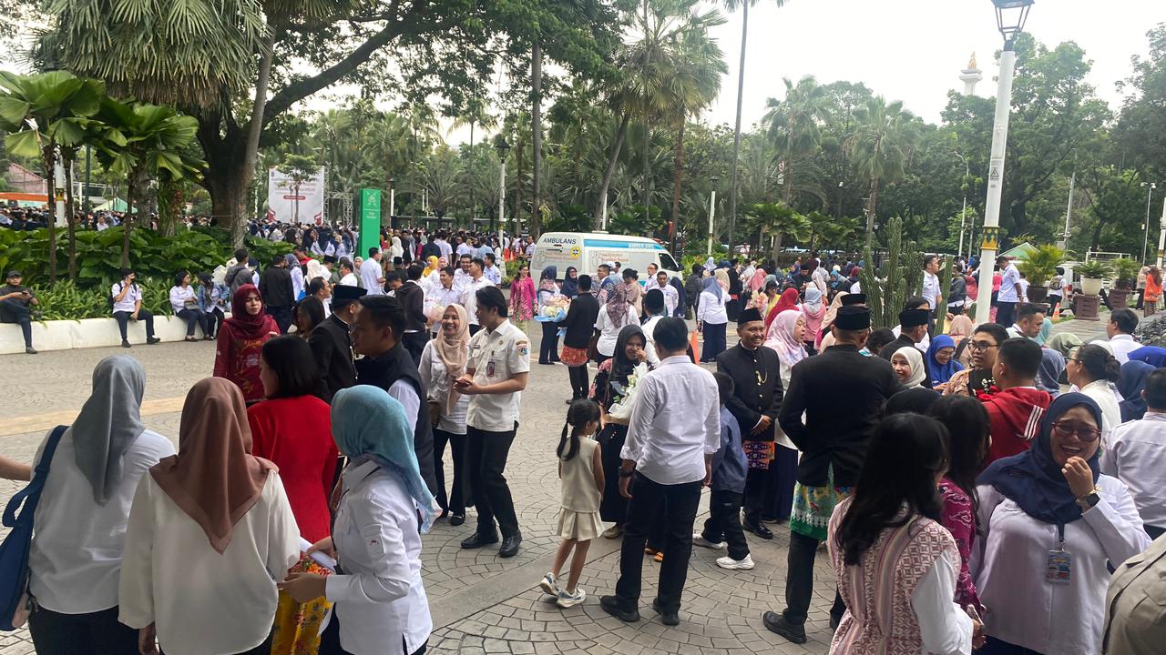 Pejabat berfoto dengan rekan kerja dan keluarganya pasca dilantik di Halaman Balai Kota, Jakarta Pusat.