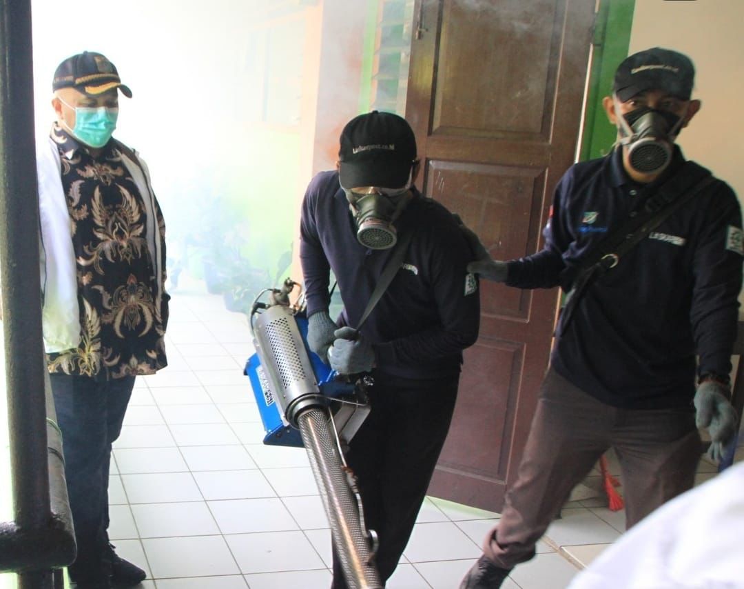 Petugas Suku Dinas Kesehatan Jakarta Selatan melakukan foging di tempat rawan DBD.