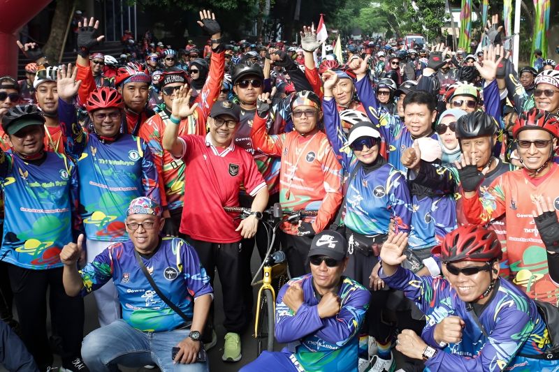 Ketua Umum PKB Cak Imin (tengah baju merah) berfoto bersama para peserta kegiatan Gowes Gembira dalam rangka memperingati Hari Pahlawan di Jakarta, Sabtu (22/11). (ANTARA/HO-PKB)