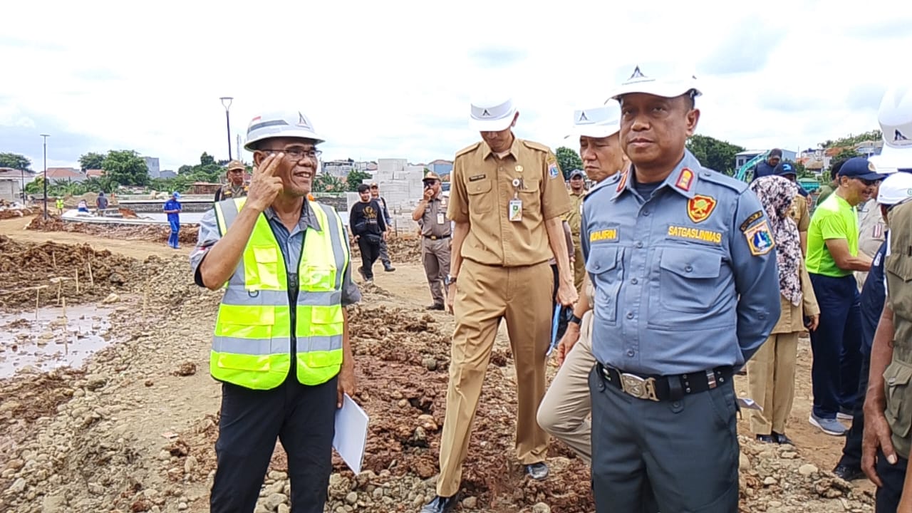 Wali Kota Jakarta Timur Munjirin (kanan) saat meninjau pembangunan waduk, Cilangkap.