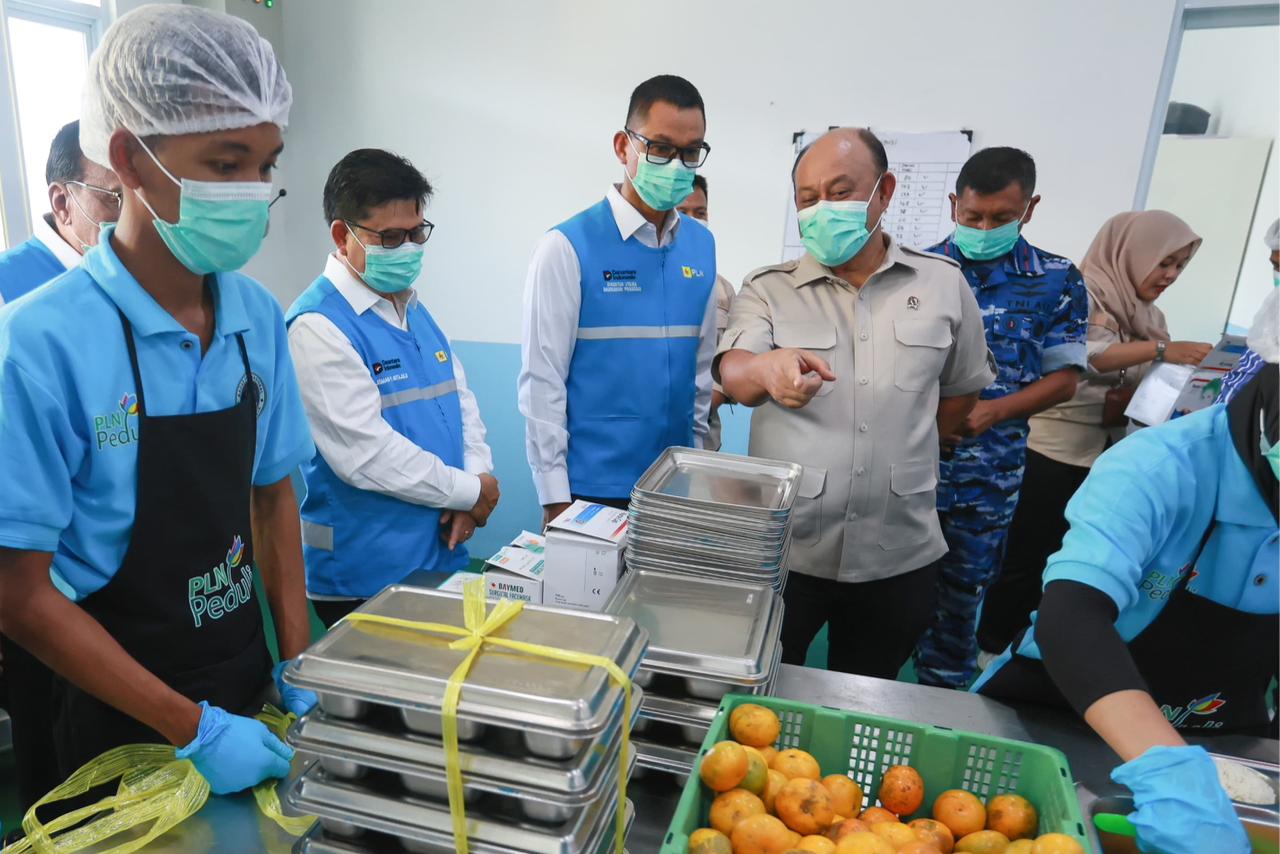 Kepala BGN, Dadan Hindayana (Dua dari kanan) bersama Marsekal Pertama TNI Andy Ferdinand Picaulima (kanan), Komisaris PLN, Jisman P. Hutajulu (dua dari kiri), dan Dirut PLN, Darmawan Prasodjo (tengah)