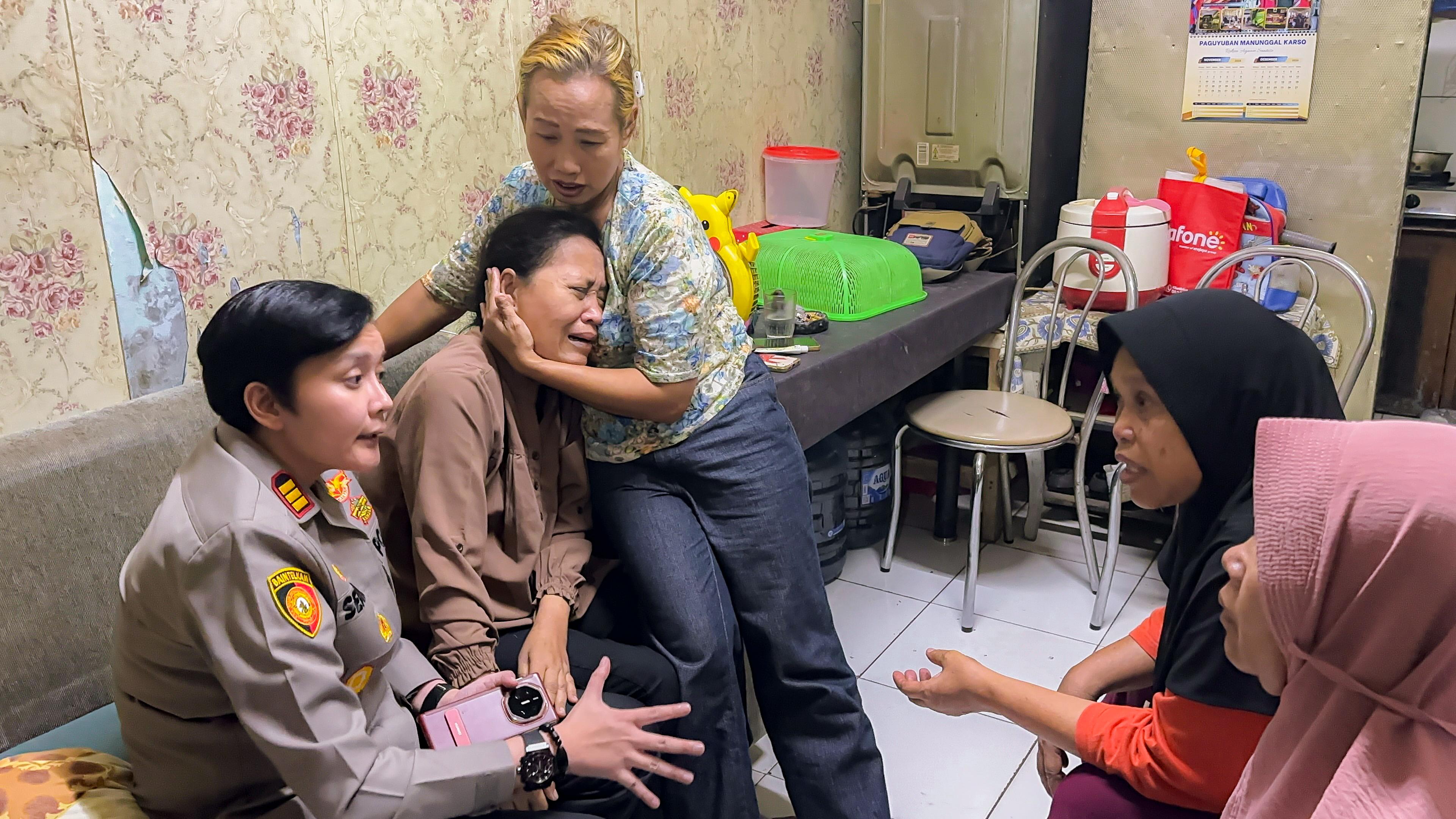Kapolsek Pesanggrahan AKP Seala Syah Alam mendatangi kediaman kakek dan nenek korban di Ulujami, Jakarta Selatan.