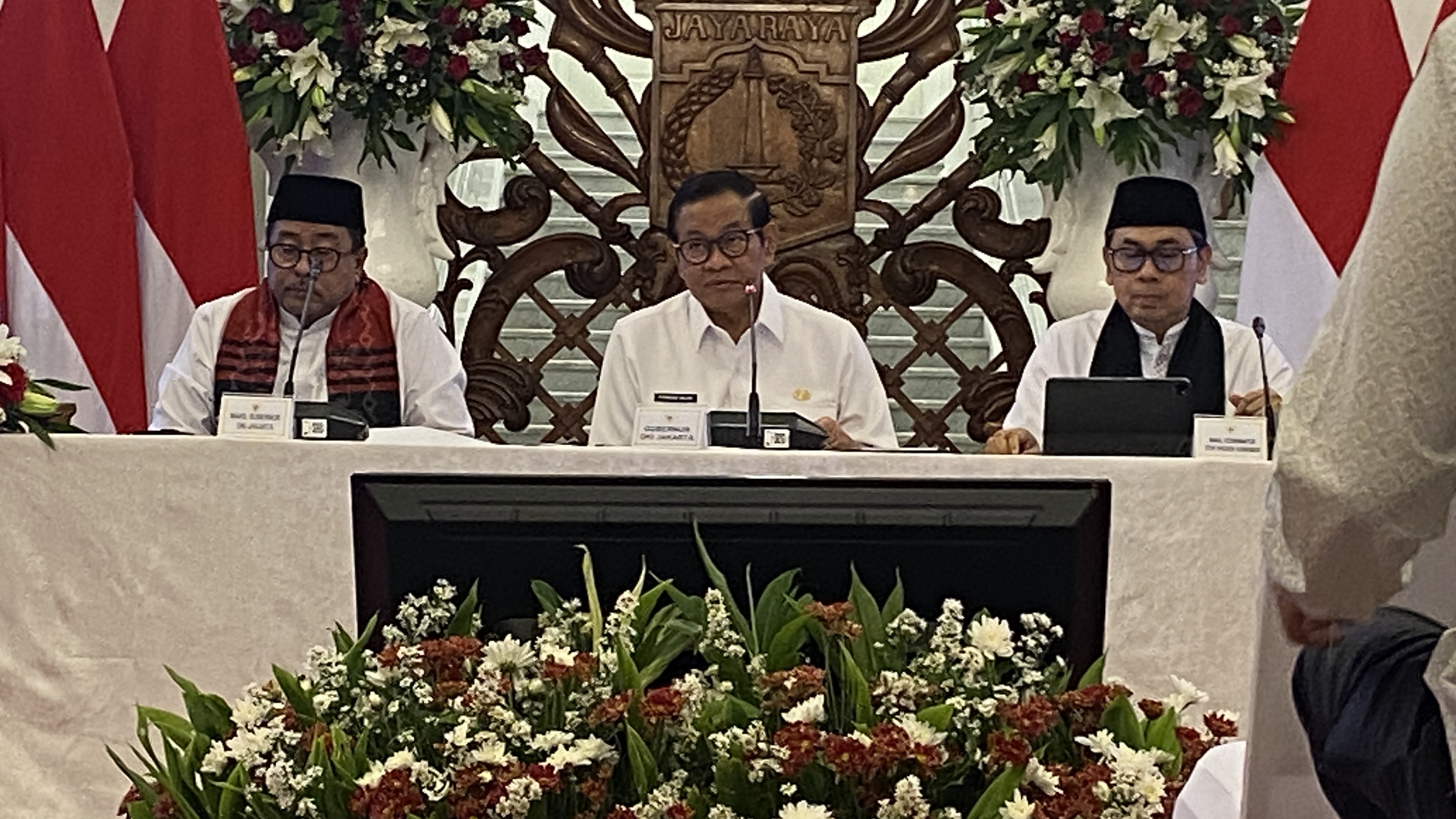 Gubernur DKI Jakarta Pramono Anung (tengah) memberikan keterangan terkait anggaran pendapatan dan belanja daerah perubahan DKI yang disepakati bersama DPRD DKI.
