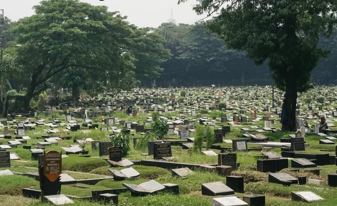 Salah satu tempat pemakaman umum di Jakarta Timur sudah tampak overkapasitas. Sehingga Pemprov DKI mencari lahan baru untuk TPU.