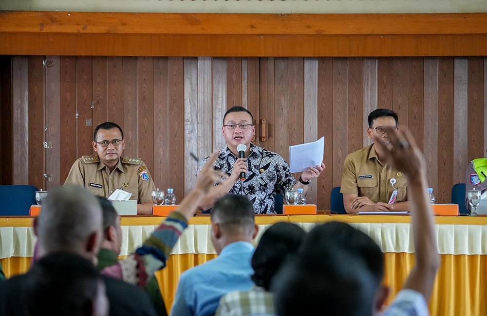 Anggota Komisi C DPRD DKI Jakarta Hardiyanto Kenneth (tengah) membahas Rencana pembangunan fasilitas skywalk.