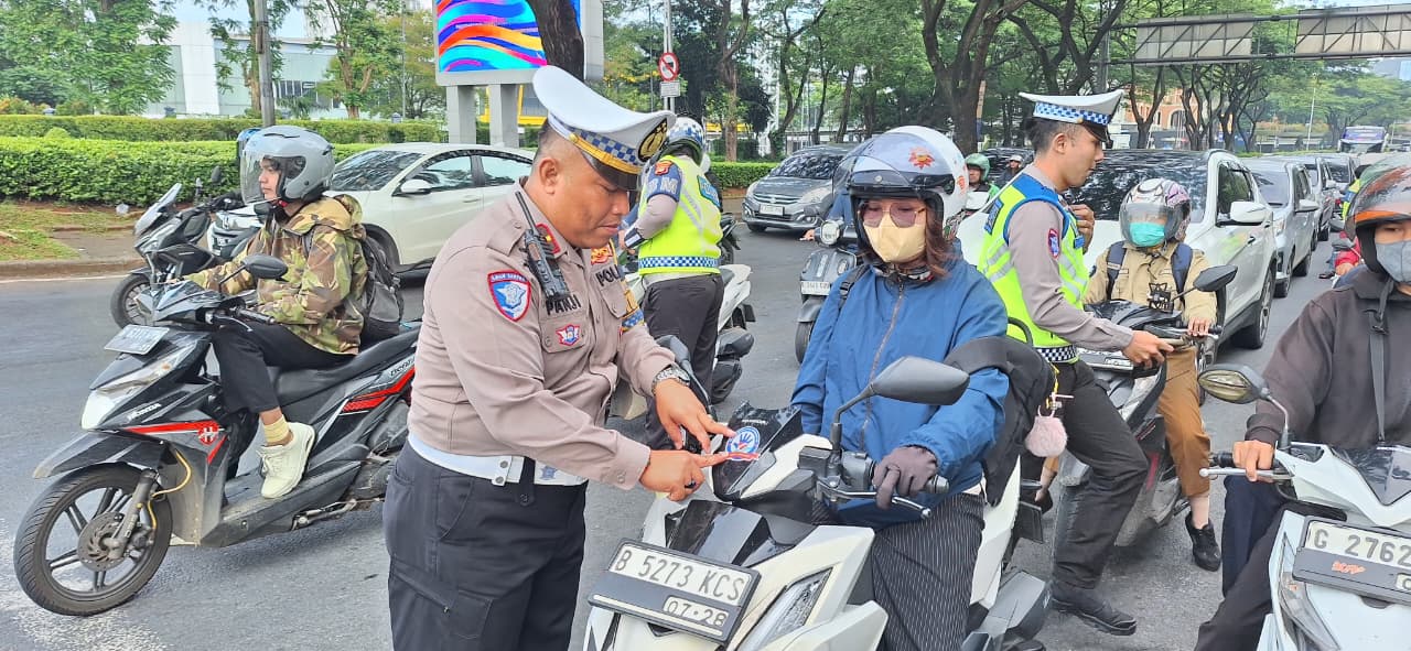 Polisi menilang pengendara yang melanggar pada Operasi Zebra Jaya 2025 di wilayah Kota Tangsel.