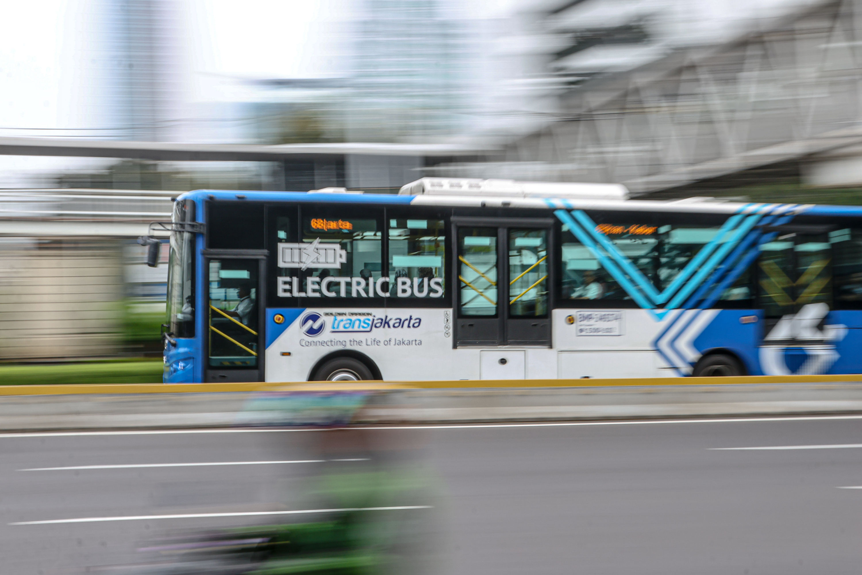 Bus listrik Transjakarta melintas di jalan Jend. Sudirman, Jakarta Pusat.