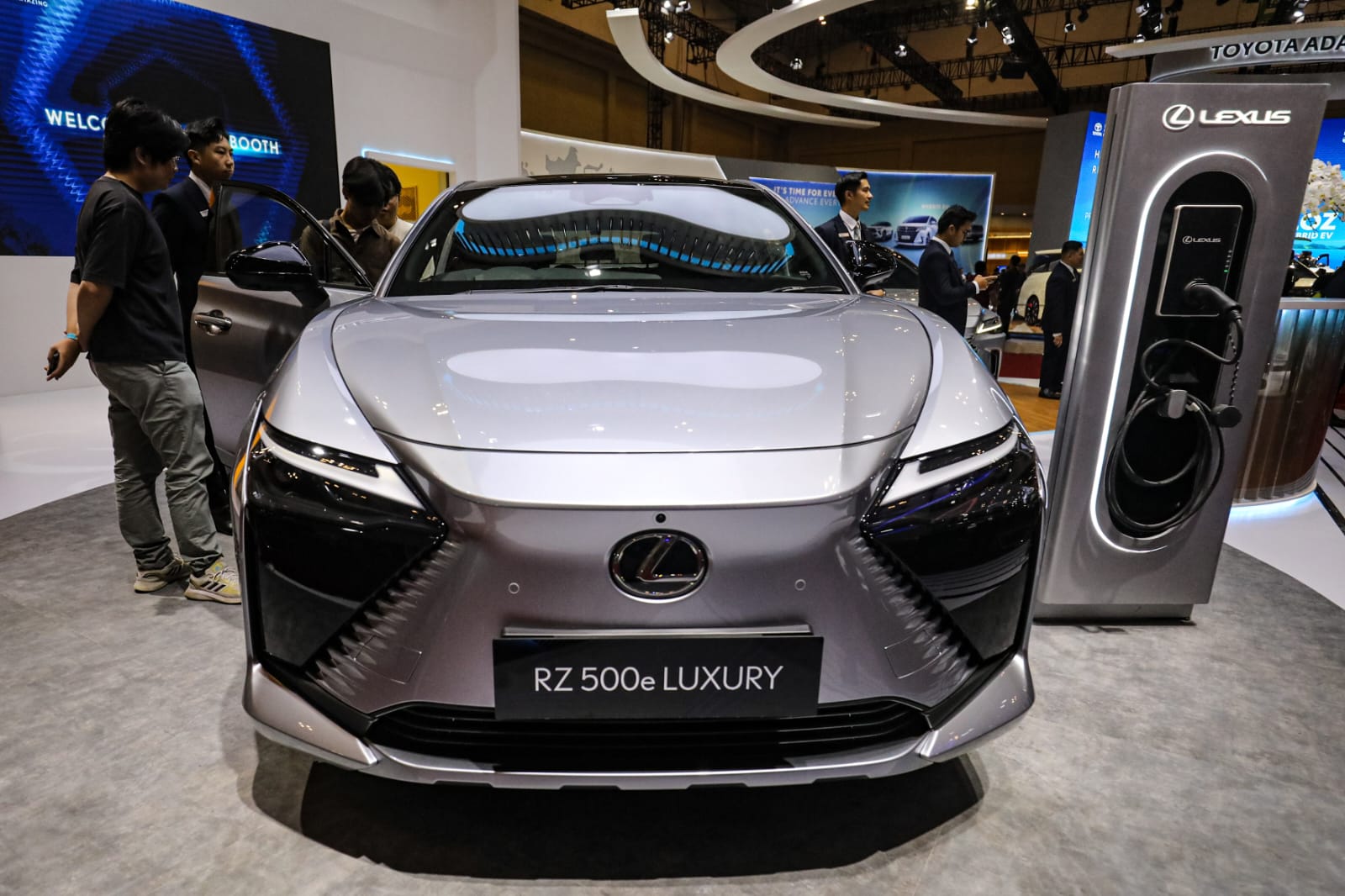 Lexus RZ 500e Luxury dipamerkan dalam ajang Gaikindo Jakarta Auto Week (GJAW) 2025 di ICE BSD, Tangerang.