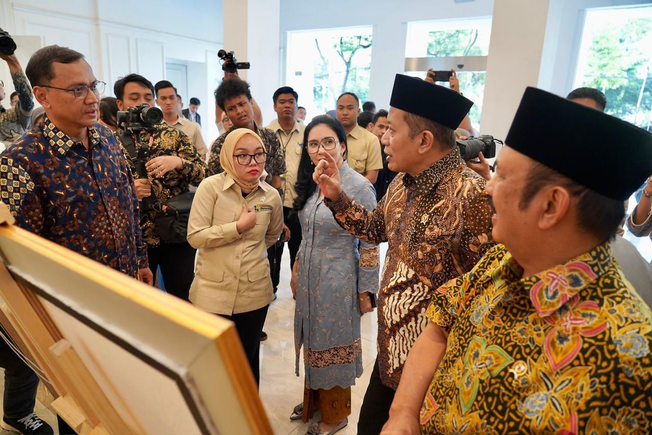 Menkop Ferry Juliantono menerangkan soal arsip nasional.