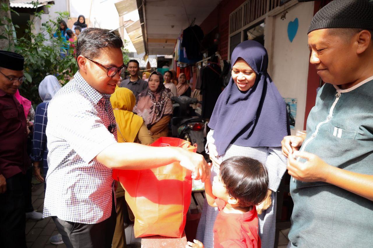 Wakil Wali Kota Tangsel Pilar Saga Ichsan menyerahkan bantuan Sembako dari Provinsi Banten di Kecamatan Ciputat, Selasa (25/11).