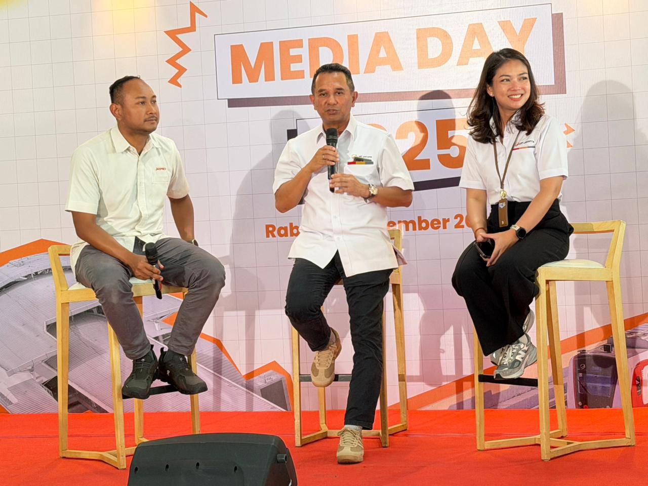 Project Director LRT Jakarta Fase 1B Ramdani Akbar, Dirut LRT Jakarta Roberto Akyuwen, dan Corporate Secretary PT LRT Jakarta Sheila Indira Maharshi.