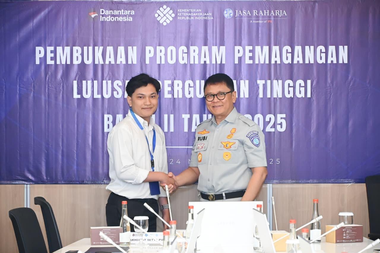 Direktur SDM dan Umum Jasa Raharja Rubi Handojo (kanan) saat pembukaan&nbsp;Program Pemagangan Lulusan Perguruan Tahun 2025.