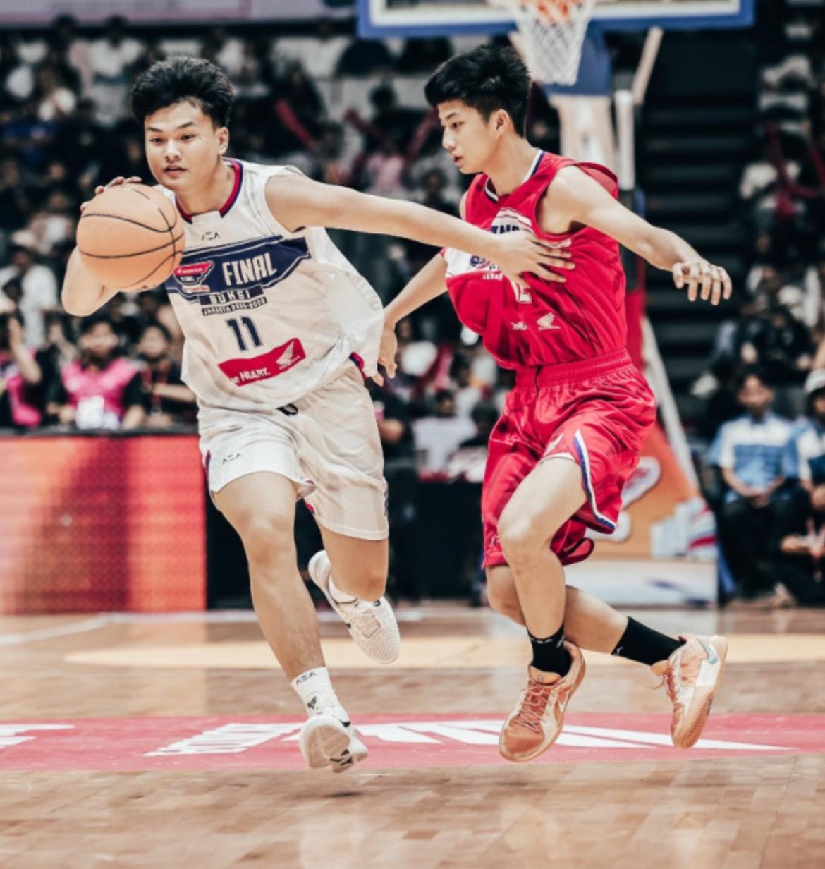 Efrael Yerusyalom (kiri) membawa lagi SMA Buksi juara DBL DKI 2025.