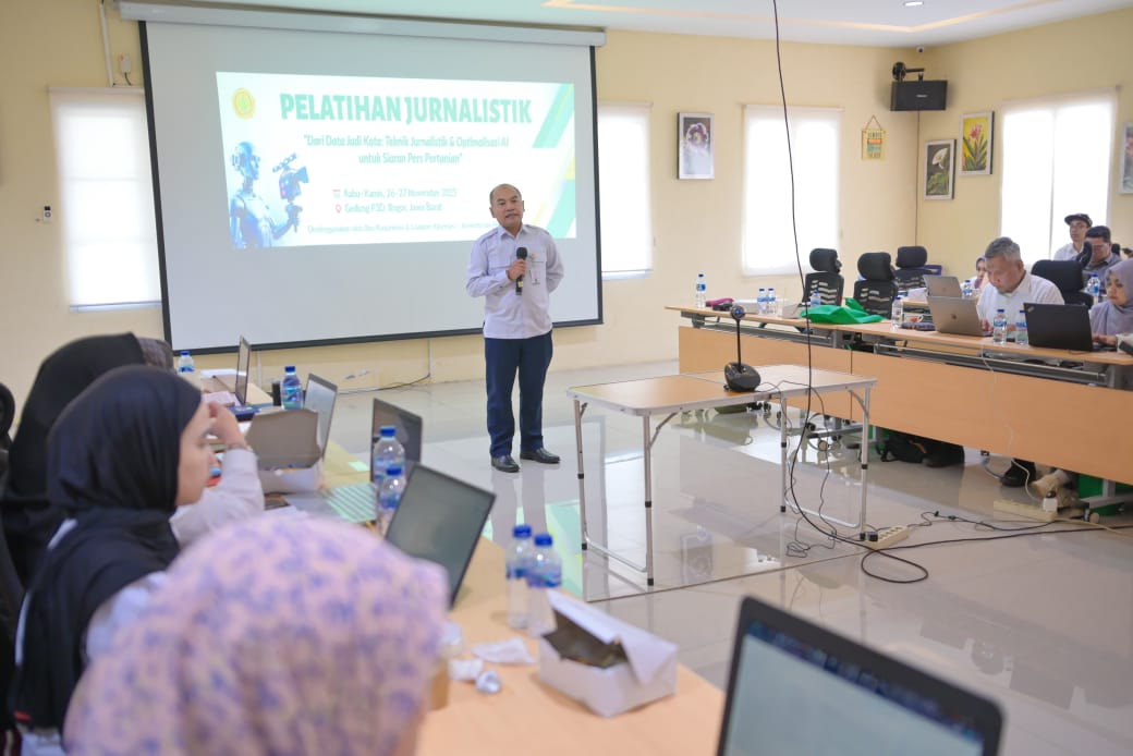 Imam Wahyudi, Tenaga Ahli Bidang Komunikasi Kementerian Pertanian, dalam pelatihan jurnalistik.