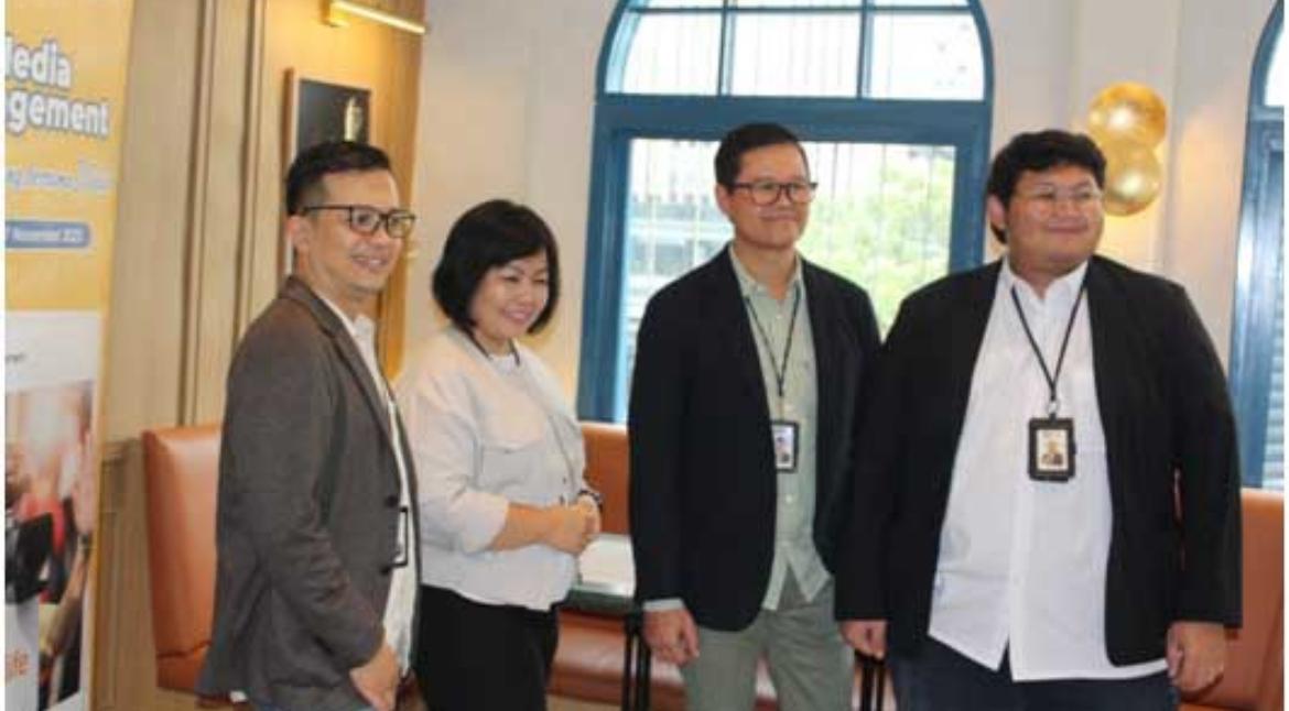 Desk Head of Comm & Customers Experience Adhika Hardhanu, Div Head of Services Operation Purna Santi Komara, Div. Head of Product Management Yoseph Indrayana, dan Div.Head of Strategic M.Fathonny.