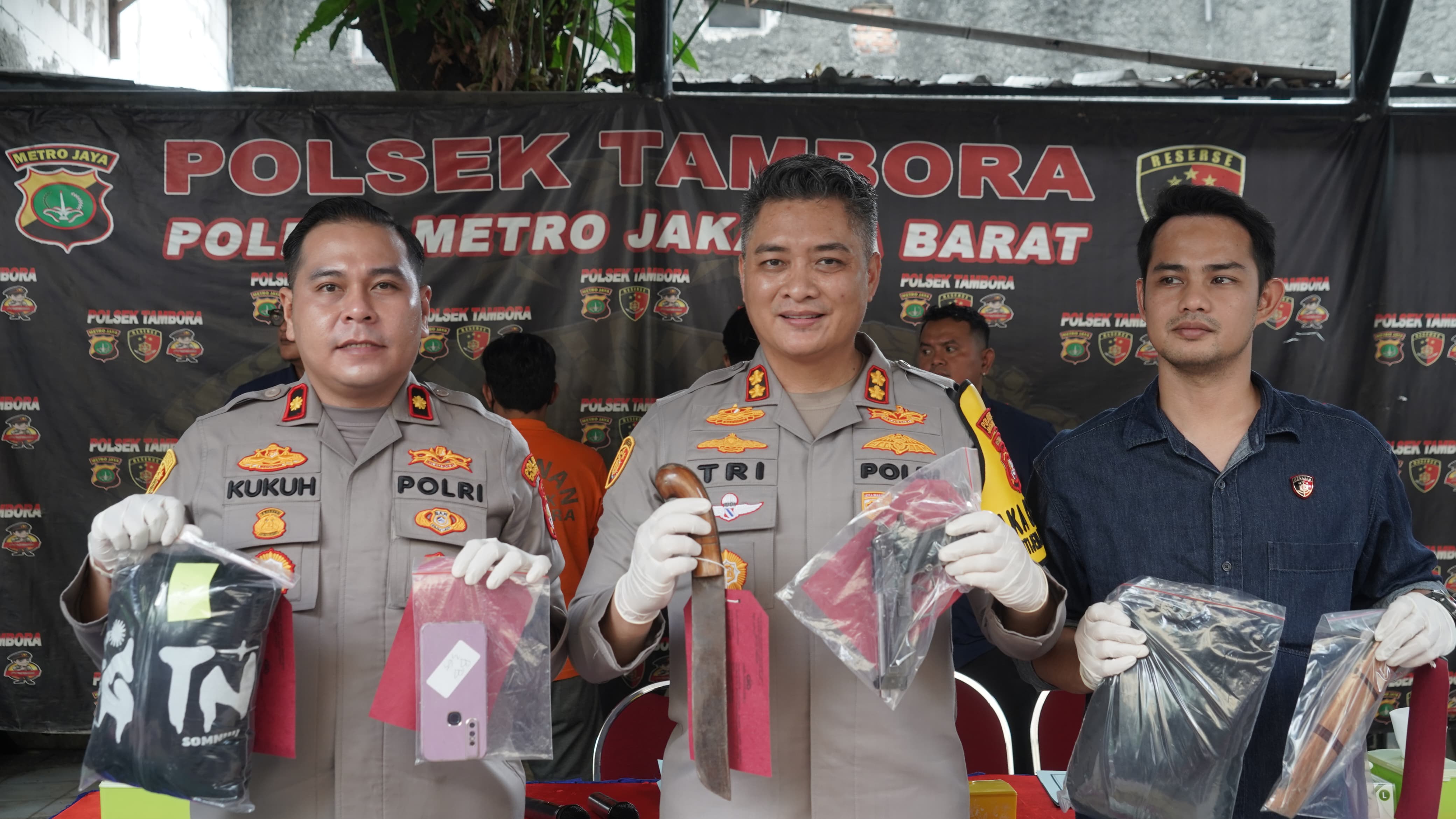 Wakapolres Metro Jakarta Barat AKBP Tri Suhartanto (tengah) bersama jajarannya menunjukkan barang bukti yang digunakan begal sadis saat beraksi di jalanan.