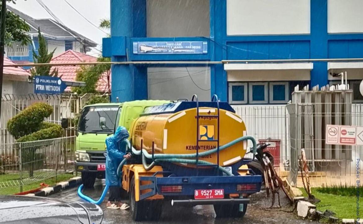BANTU KORBAN BENCANA: Kementerian PU menyiapkan suplai air bersih dan toilet portabel untuk korban bencana.
