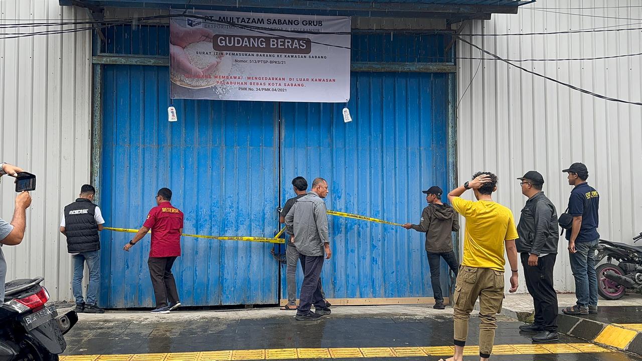 Gudang Penyimpanan beras ilegal impor disegel.