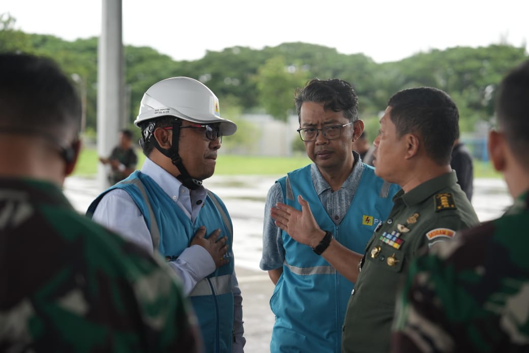 GM PLN UID Aceh Eddi Saputra dan Aslog Kodam Iskandar Muda berkoordinasi memastikan kelancaran proses kedatangan dan distribusi material tower emergency.
