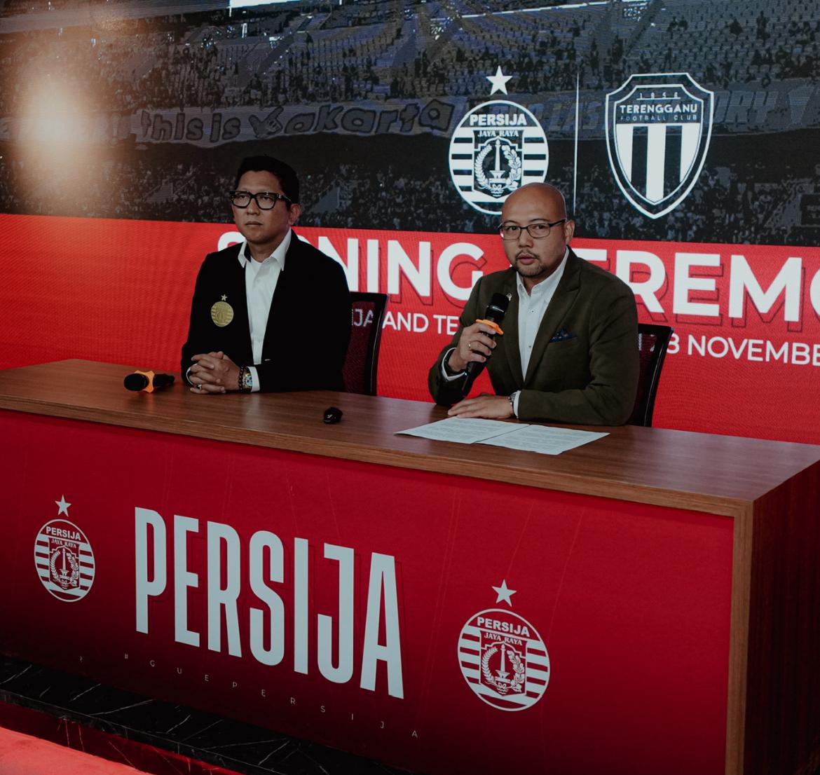 Direktur Persija Mohamad Prapanca (kiri) bersama CEO Terengganu FC, Tuan Sheikh Farouk menjalin sinergitas membangun kemitraan.