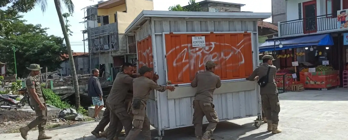 Petugas Satpol PP Kota Depok menertibkan bangunan liar dan PKL di Jalan Raya Citayam, Kota Depok, Jumat (28/11).