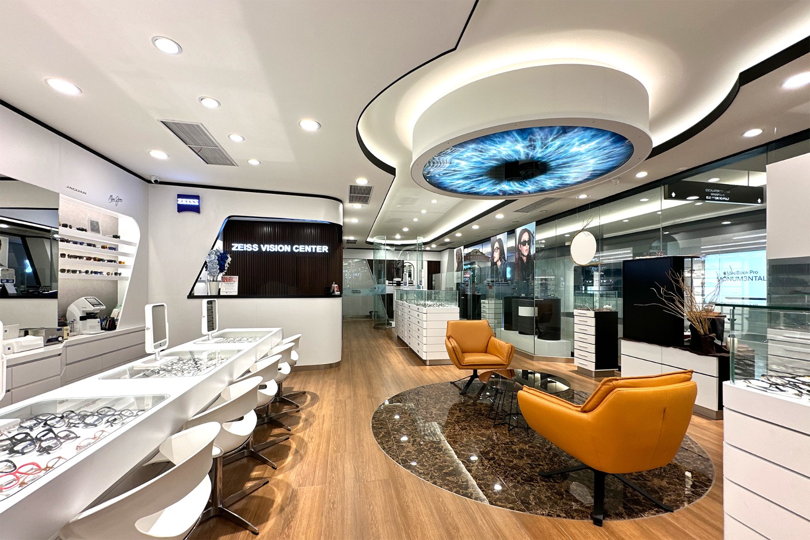 Interior ZEISS Vision Center di Plaza Indonesia, Jakarta.