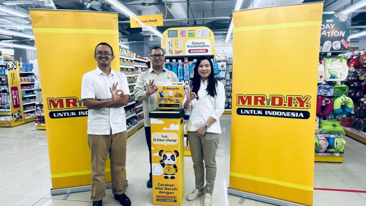 PROGRAM RECYCLE DROPBOX: MR.D.I.Y. Indonesia mengajak pelanggan berpartisipasi dalam pemilahan dan pengelolaan sampah melalui fasilitas dropbox yang tersedia di 52 toko.