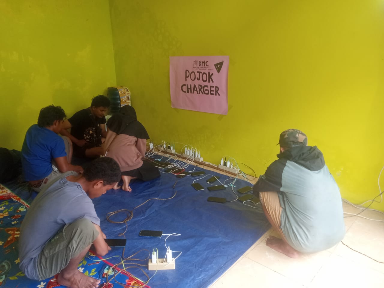 Pos Respon Bencana yang disiapkan Dompet Dhuafa dilengkapi Pojok Charger untuk warga terdampak.