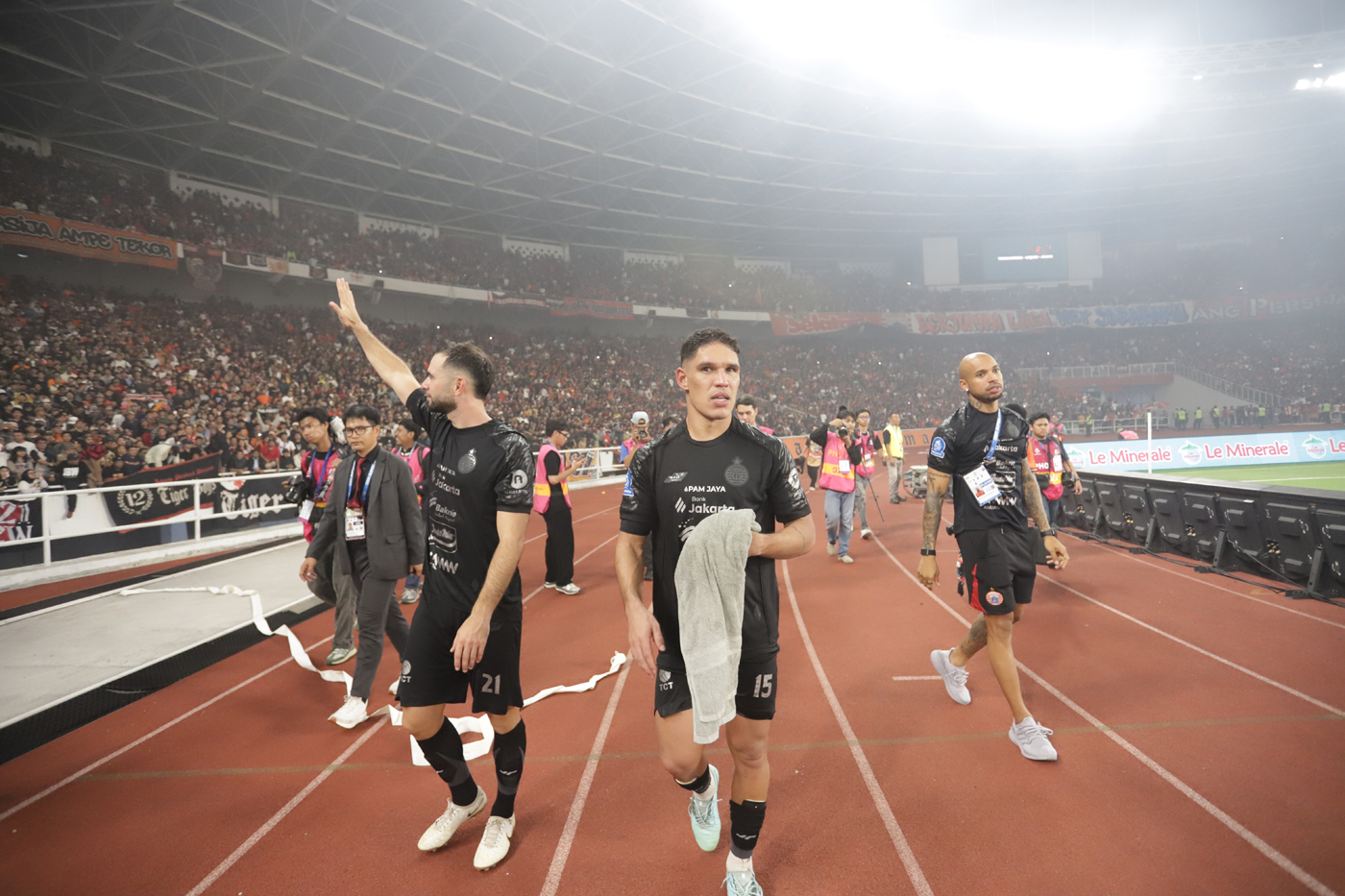 Para Pemain Persija  Jakarta menyambut The Jakmania setelah pertandingan melawan PSIM Yogyakarta di Super League 2025/2026. (Dery Ridwansah/Jawa Pos)