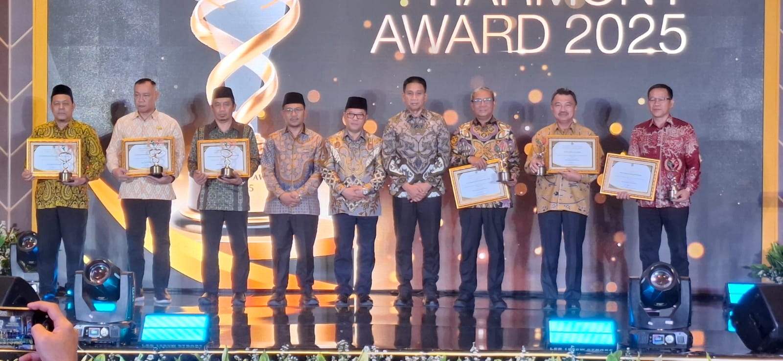 Kemenag menganugerahkan Harmony Award 2025 kepada Pemda dan FKUB.