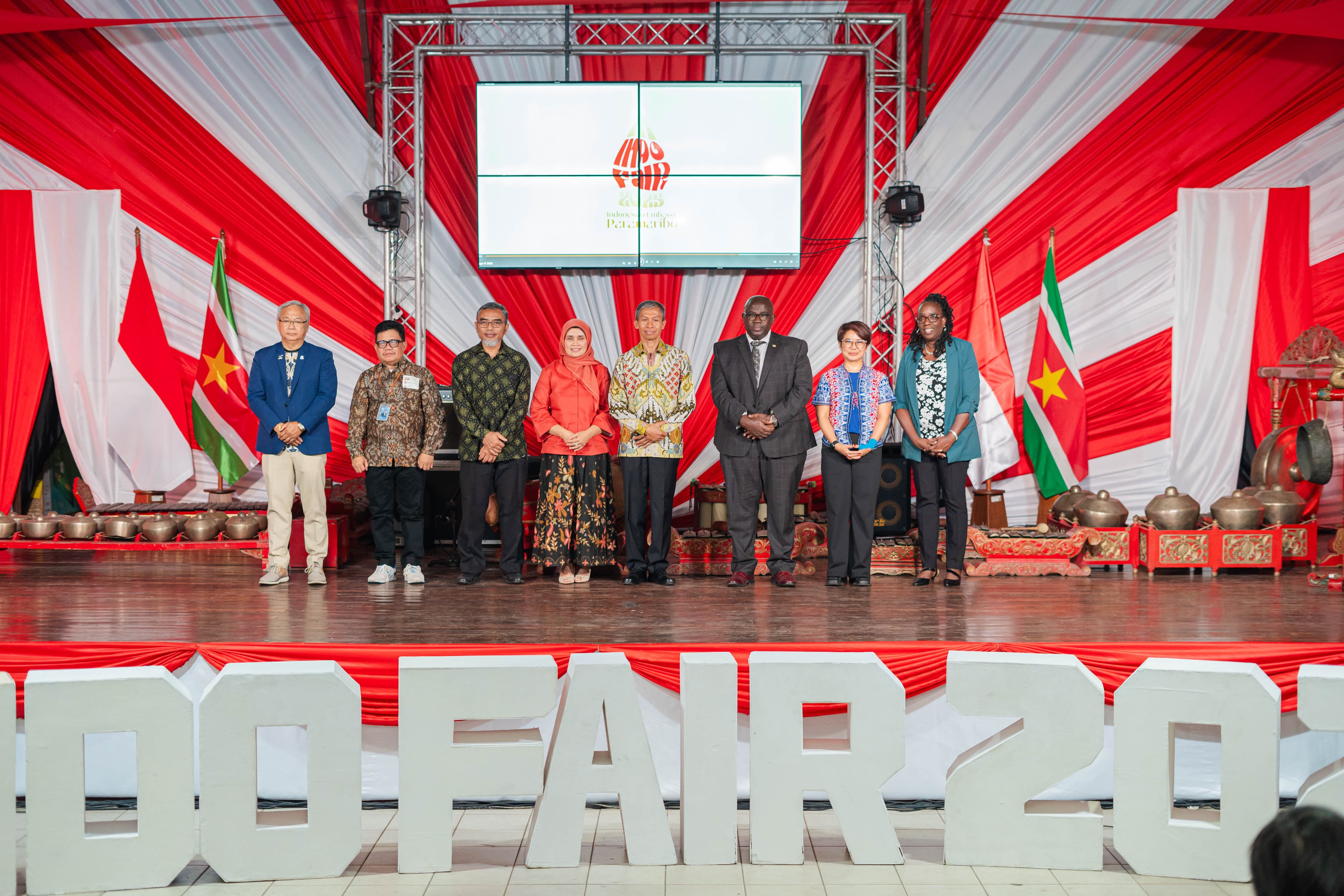 RESMI: Dubes RI untuk Suriname dan Guyana Agus Priono bersama Deputi Bidang Kreativitas Media Kemenekraf Agustini Rahayu membuka Festival Indofair 2025 di Suriname. (Dok. Kemenekraf)