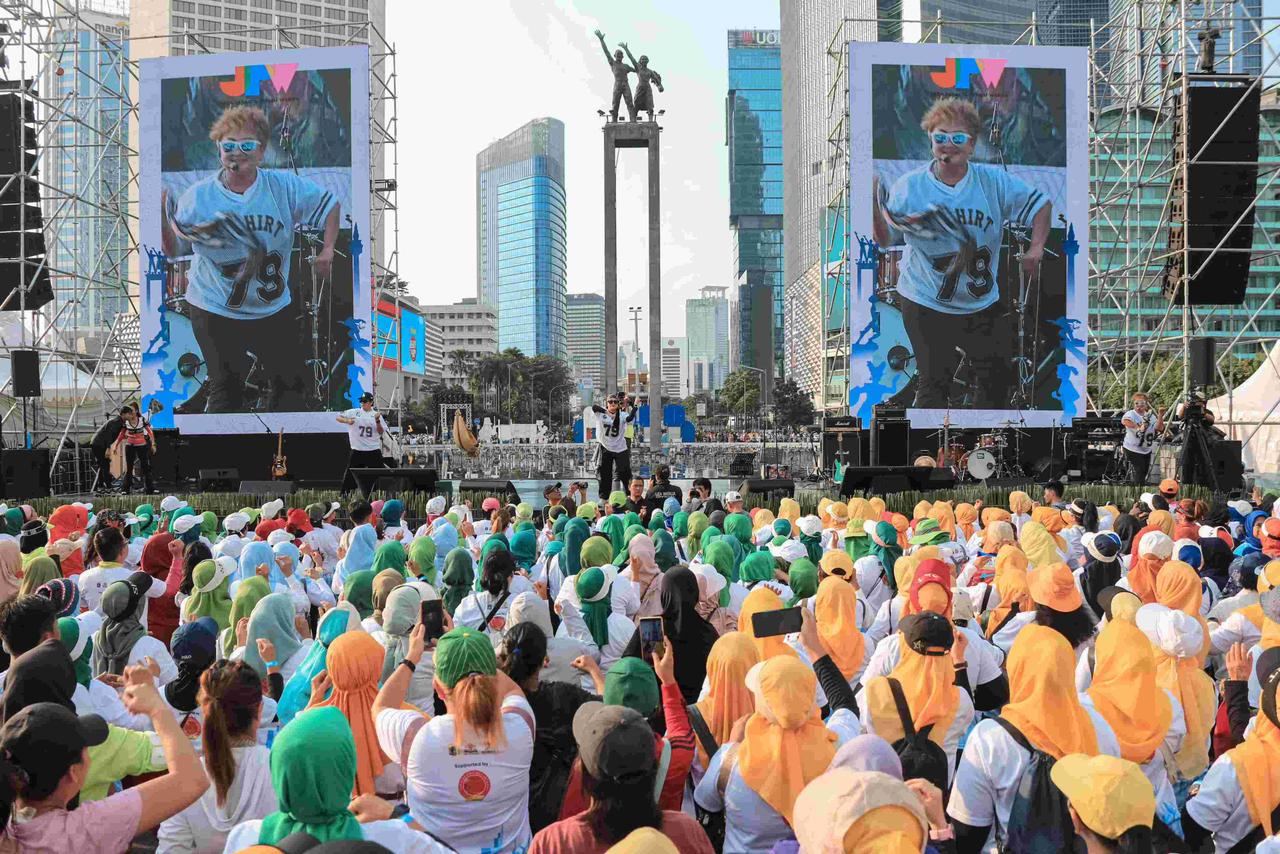 SEMARAK: Warga mengikuti senam pada kegiatan Jaga Jakarta Penuh Warna di CFD, Bundaram HI, Jakarta Pusat, Minggu (30/11).