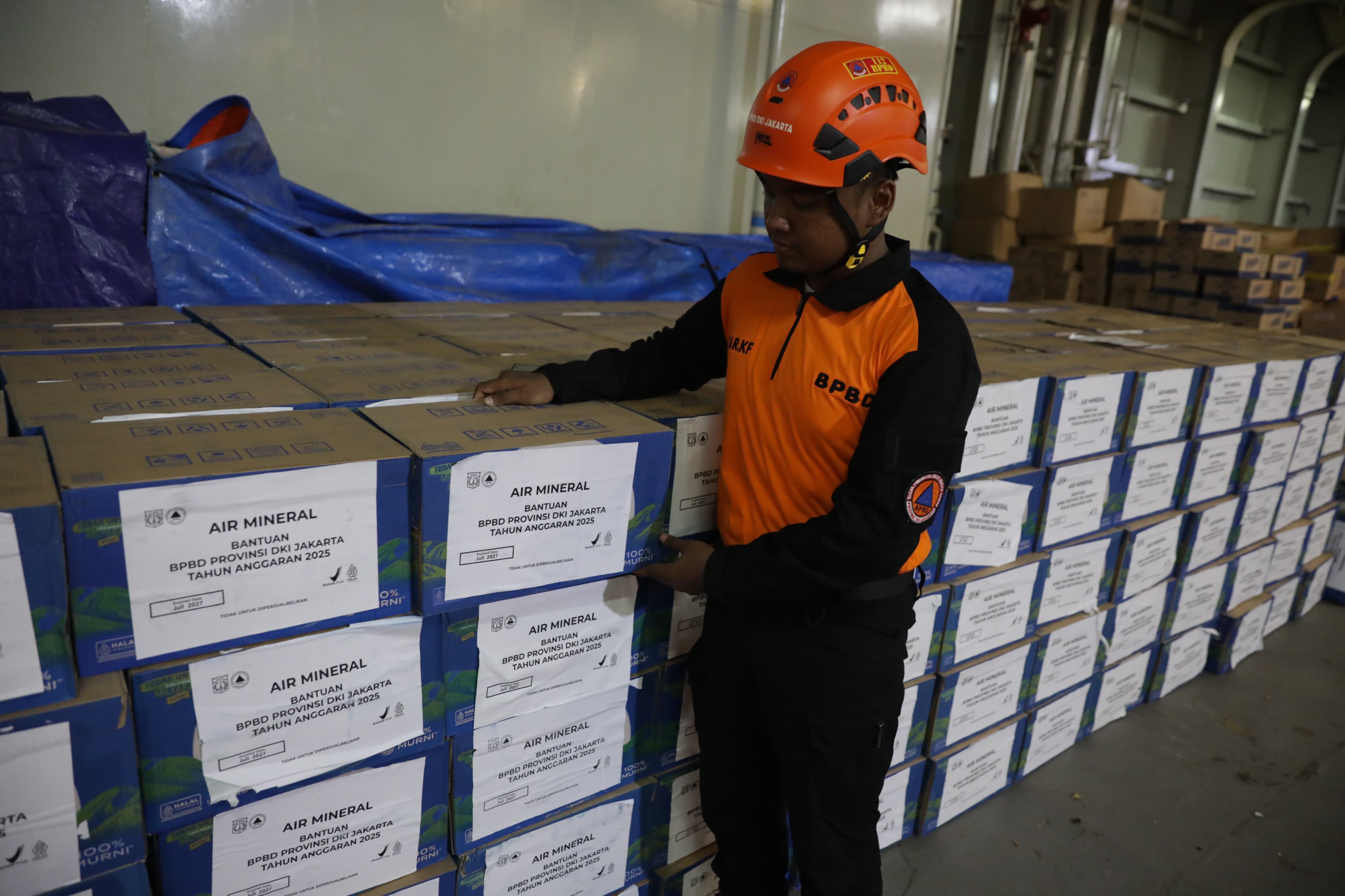 Petugas BPBD DKI menyiapkan bantuan untuk warga terdampak banjir dan tanah longsor di sejumlah wilayah Sumatera.