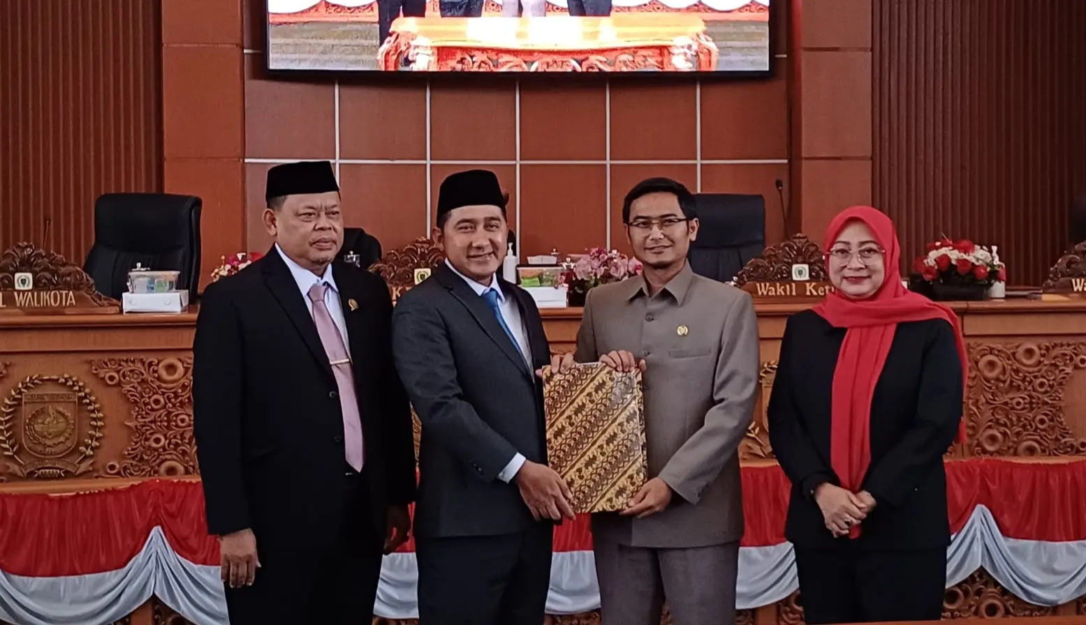 Wakil Wali Kota Depok Chandra Rahmansyah (dua dari kiri) bersama pimpinan DPRD Kota Depok menyetujui Raperda APBD 2026.