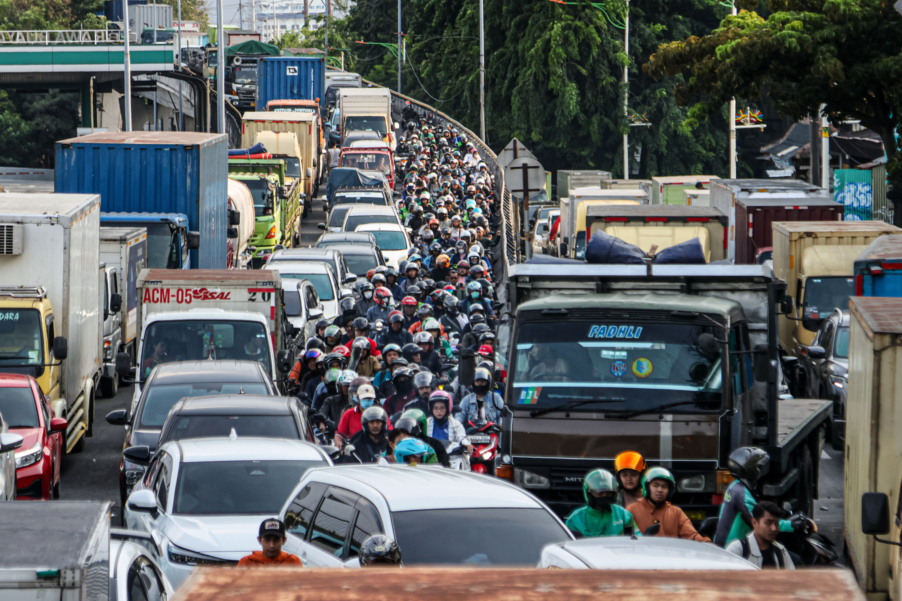 Sejumlah kendaraan terjebak kemacetan di jalan Outer aring Road, Cengkareng, Jakarta. Kota Jakarta dinobatkan sebagao salah satu kota terpadat di dunia.