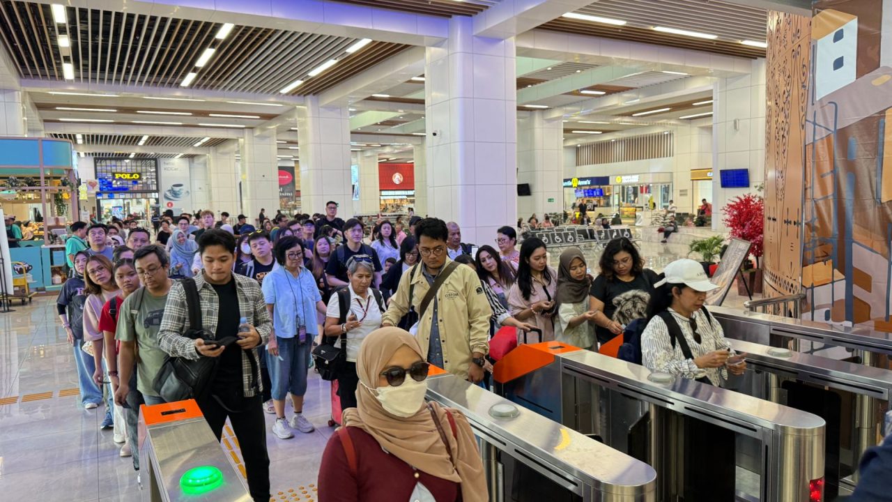 Penumpang Whoosh yang akan menuju Bandung memadati Stasiun Halim, Jakarta Timur.
