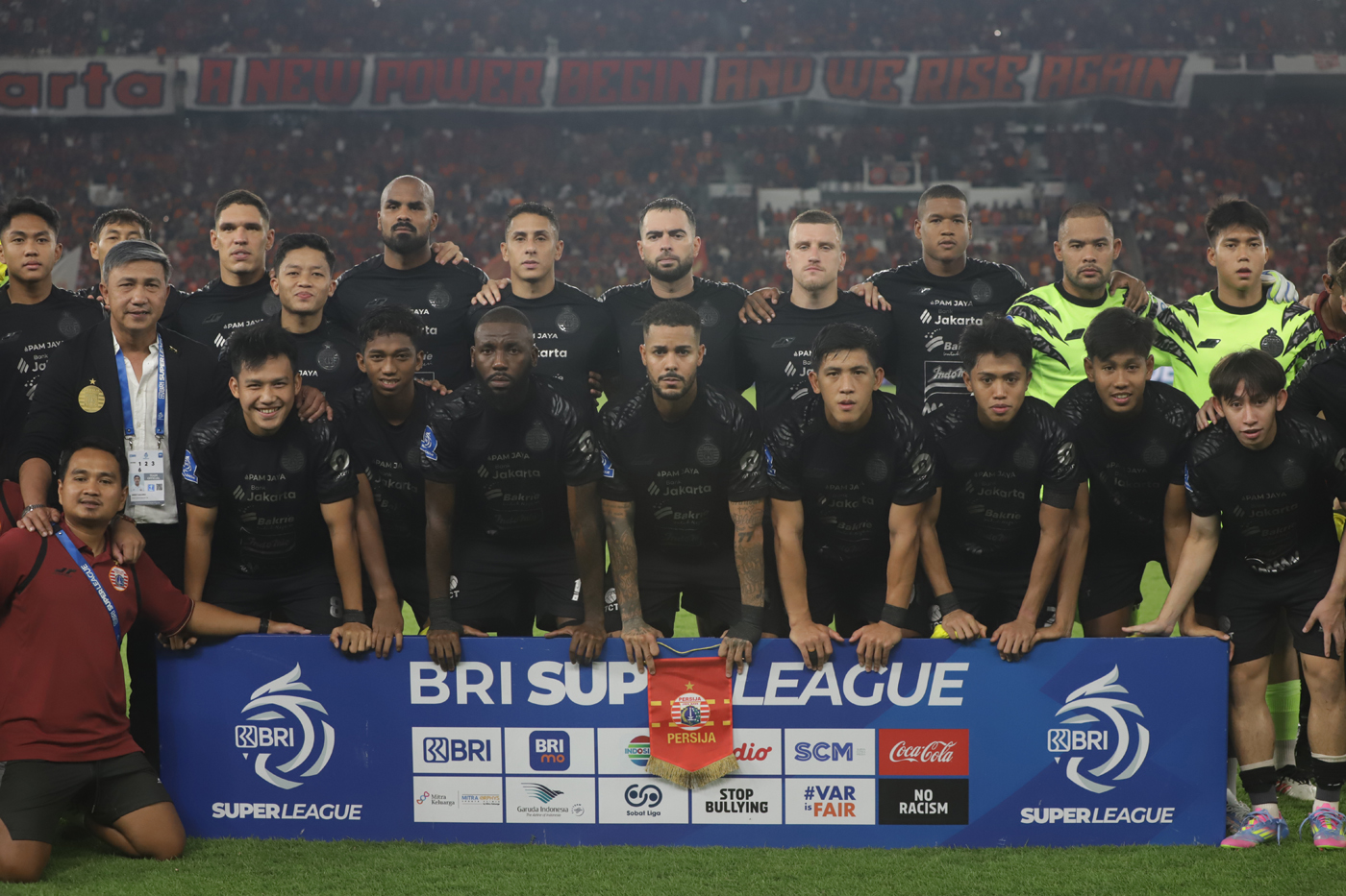 Para Pemain Persija  Jakarta setelah pertandingan melawan PSIM Yogyakarta di Super League 2025/2026. (Dery Ridwansah/Jawa Pos)