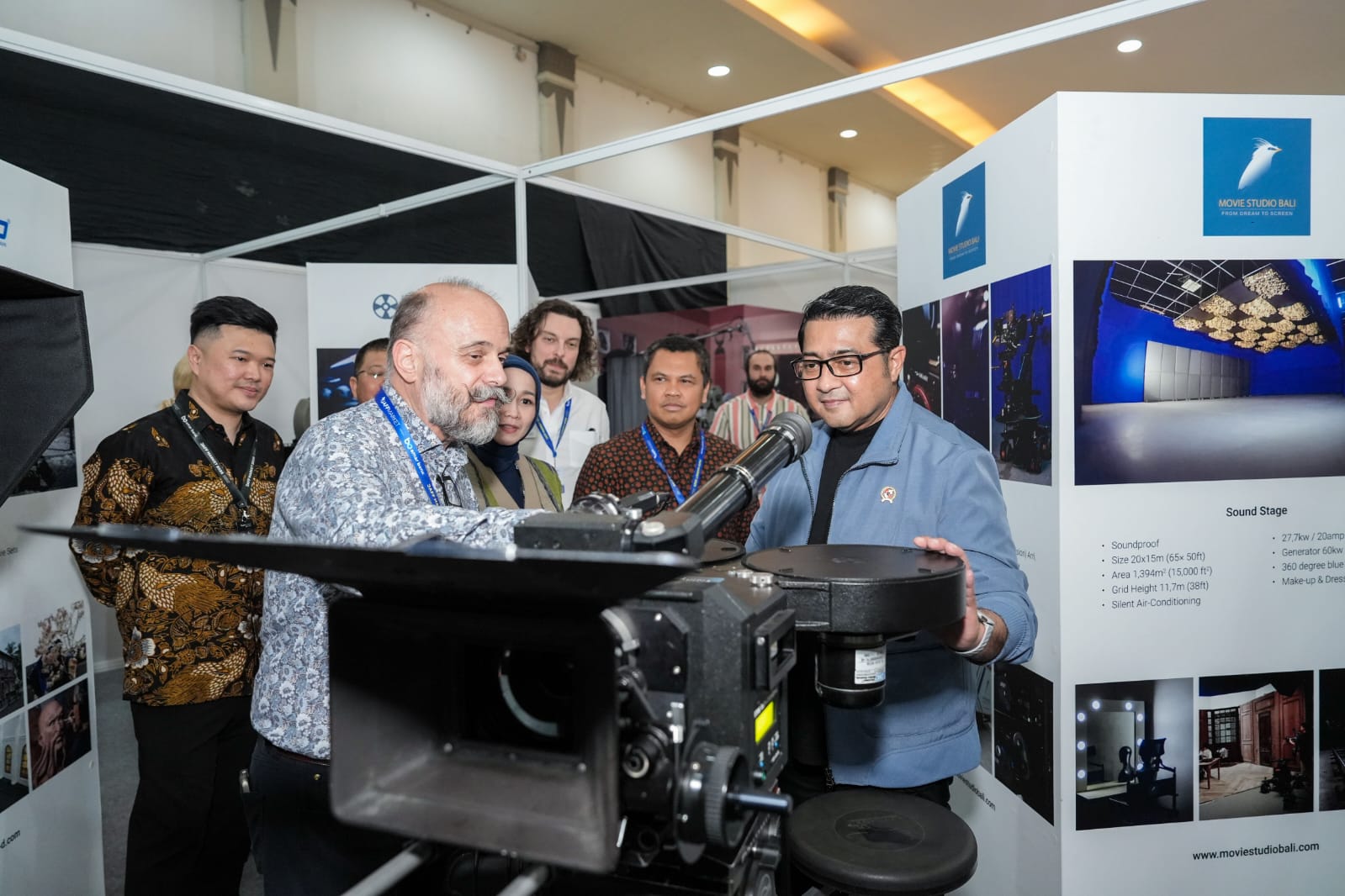 Menekraf Teuku Riefky (kanan) mengunjungi booth seorang peserta JAFF Market 2025 di Jogjakarta.